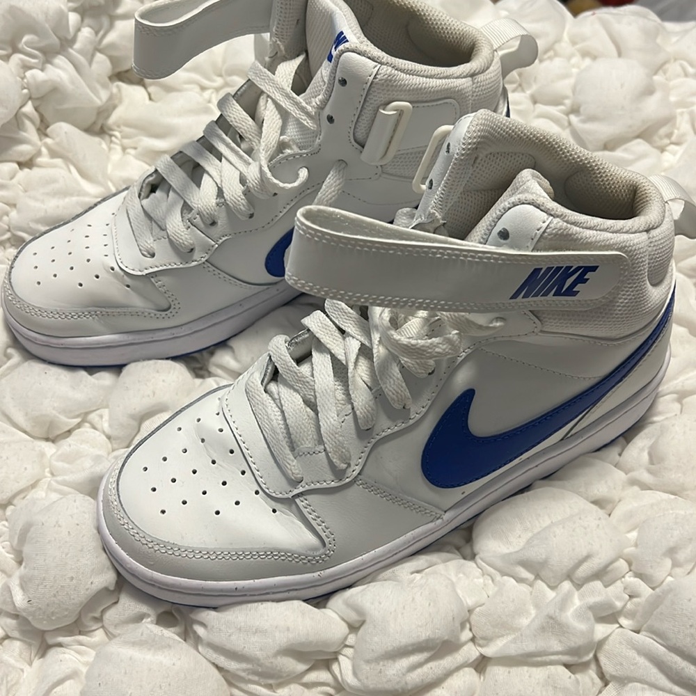 NIKE BIG KID COURT BOROUGH MID 2 SNEAKERS- unisex. Sz 6Y